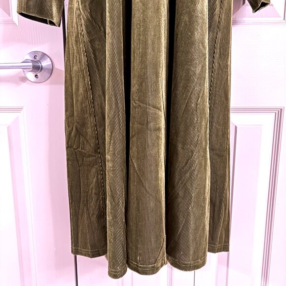 raffic People Yasmine Velvet Maxi Dress - Elegant Green - Picture 7 of 11